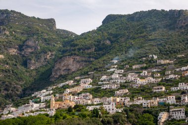 Amalfi kasabası yakınlarındaki Amalfi sahili açıklarında, Salerno, Campanis, İtalya