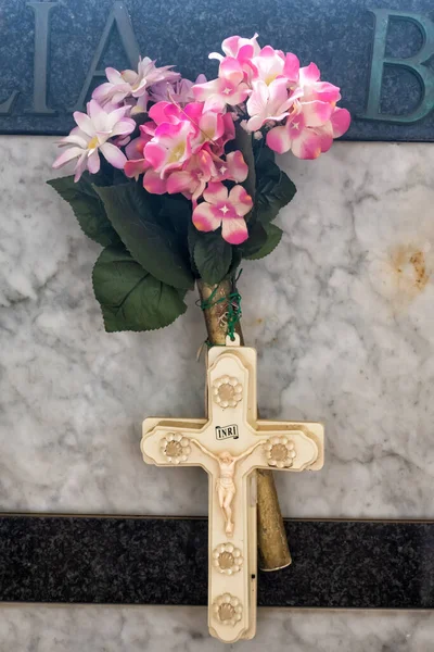 Крест Искусственные Цветы Могиле Кладбище Амальфи Город Амальфи Салерно Кампания — стоковое фото