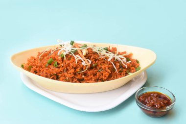 Schezwan soslu kızarmış pilav, Çin pilavı, taze soğan ve lahana ile süslenmiş Çin yemeği. Seçici bir odak noktası.