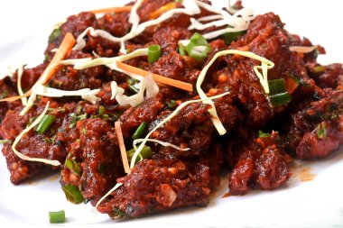 Paneer Tikka Kebap kırmızı soslu. Baharatla marine edilmiş süzme peynirden yapılmış bir Hint yemeği. Biberli Paneer Kebap, Paneer 65, Baharatlı süzme peynir.