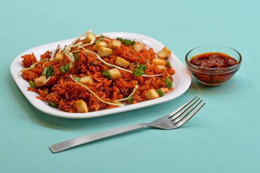 Schezwan paneer pilavı, Şezwan soslu, Çin pilavı paneer, taze soğan ve lahanayla süslenmiş.