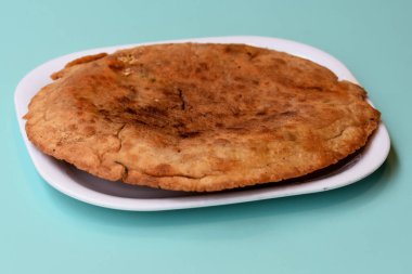 Hint yassı ekmeği - Choley ile Aloo Kulcha ya da Patates Ekmeği ya da Domates ketçaplı Doldurulmuş Aloo paratha, beyaz nohut ve turşu - Görüntü