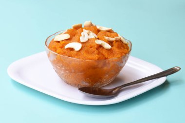 Hint usulü tatlı, Sade SemolinaSuji Halwa. Tatlı Rava Sheera ya da Shira olarak da bilinir. Hint festivali, kuru meyvelerle süslenmiş.