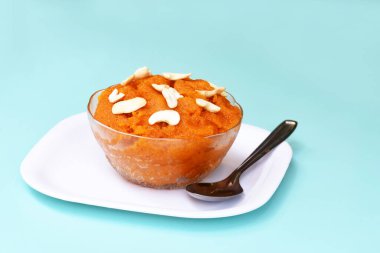 Hint usulü tatlı, Sade SemolinaSuji Halwa. Tatlı Rava Sheera ya da Shira olarak da bilinir. Hint festivali, kuru meyvelerle süslenmiş.