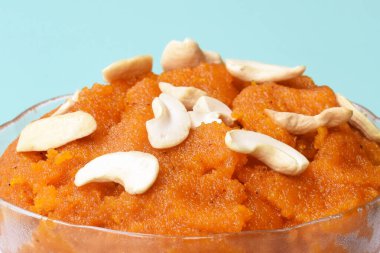 Hint usulü tatlı, Sade SemolinaSuji Halwa. Tatlı Rava Sheera ya da Shira olarak da bilinir. Hint festivali, kuru meyvelerle süslenmiş.