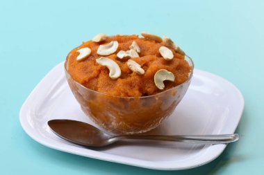 Hint usulü tatlı, Sade SemolinaSuji Halwa. Tatlı Rava Sheera ya da Shira olarak da bilinir. Hint festivali, kuru meyvelerle süslenmiş.