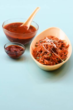 Schezwan Noodles veya Mançurya Hakkası veya sebze Hakka Eriştesi veya chow mein, bir kasede servis edilen popüler bir hindistancevizi yemeğidir. Hint yemeği, seçici odaklanma.