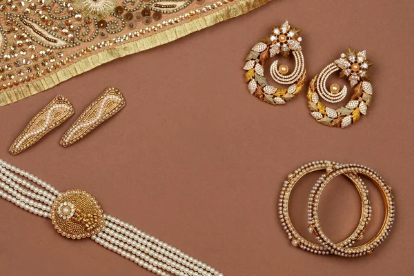 采购产品珍珠 褐色背景的珠宝 黄金围巾 珍珠手镯 珍珠发夹 珍珠项链 珍珠耳环 珠宝背景 珠宝的风格 时尚和设计 — 图库照片