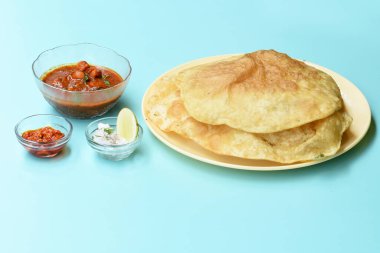 Hint baharatlı Nohut, Chole Bhatura ve Chana Masala ya da Chole ya da Chole Bezelye Masala olarak da bilinir. Geleneksel Hint yemeği, kızarmış puri ya da düz ekmek ile servis edilir.