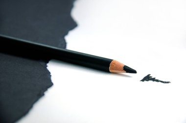 Siyah kaş kalemi, kalın kalem, göz kalemi, kaş tımarlama, siyah beyaz tema, çizgili çizgili siyah kaş kalemi.,