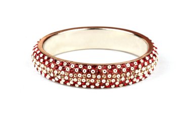 Hint bileziği. Beyaz arka planda elmas ve boncuklu bilezik, Hint Geleneksel Mücevherleri, Tarz, Moda ve Mücevher Tasarımı