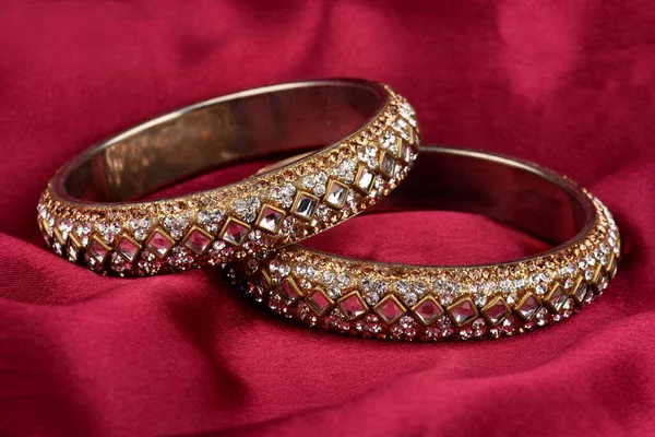 Ινδικές Μπανγκλς Βραχιόλι Διαμάντια Φόντο Κόκκινο Σατέν Ινδικά Παραδοσιακά Κοσμήματα — Φωτογραφία Αρχείου