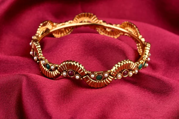 Indiase Gouden Bangles Armband Met Diamanten Stenen Een Rode Satijnen — Stockfoto