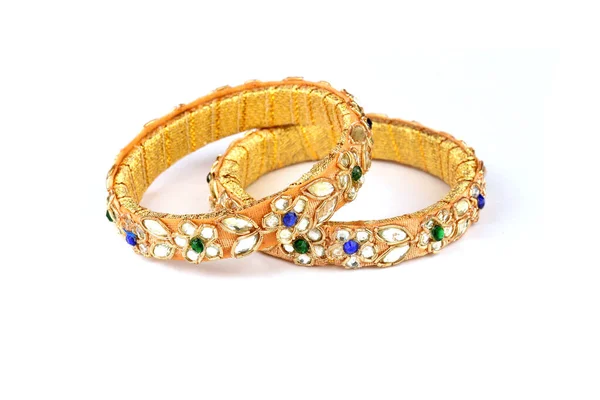 Brazaletes Dorados Indios Pulsera Con Diamantes Piedras Sobre Fondo Blanco —  Fotos de Stock