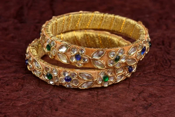 Indische Goldene Armreifen Armband Mit Diamanten Und Steinen Auf Strukturiertem — Stockfoto