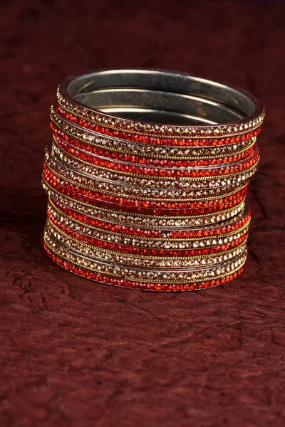 Brazaletes Rojos Indios Pulsera Con Diamantes Sobre Fondo Texturizado Joyas —  Fotos de Stock