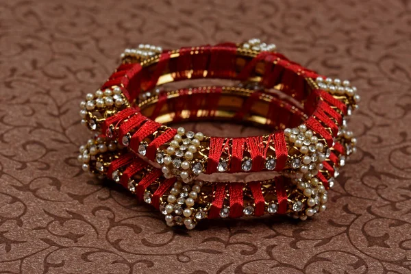 Indian Red Bangles Pulseira Com Fios Diamantes Pérolas Fundo Texturizado — Fotografia de Stock