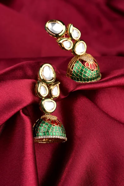 Gyönyörű Arany Pár Fülbevaló Gyémánt Drágakövek Piros Szatén Háttérrel Luxus — Stock Fotó