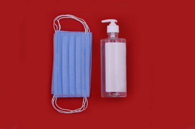 Coronavirus corona virüs önleme seyahat maskeleri ve el hijyen yayılımı koruması için el dezenfektanı jeli. Corona virüs koruması, koruma konsepti.
