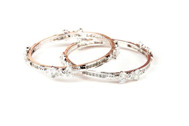 Beyaz arka planda elmas bilezik, elmas mücevherler, elmas bilezikler, elmas mücevherler.