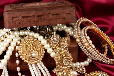 Geleneksel Hint mücevherleri, inci küpeler, inci bilezikler lüks kadın mücevherleri, Hint geleneksel mücevherleri, düğün mücevherleri, inci mücevherleri.
