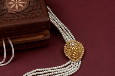 Geleneksel Hint mücevherleri, inci küpeler, inci bilezikler lüks kadın mücevherleri, Hint geleneksel mücevherleri, düğün mücevherleri, inci mücevherleri.