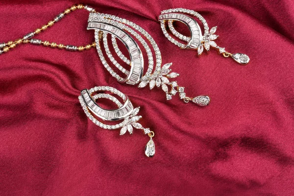 イヤリングダイヤモンドペンダント ダイヤモンドジュエリーと布に置かれたダイヤモンドジュエリー — ストック写真