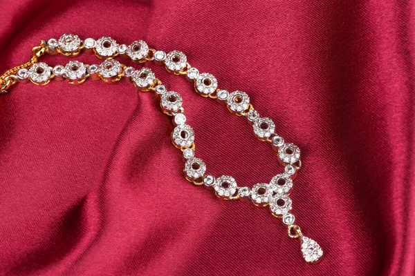 Biżuteria Diamentowa Umieszczona Tkaninie Wisiorek Diamentowy Biżuteria Diamentowa Naszyjnik Diamentowy — Zdjęcie stockowe