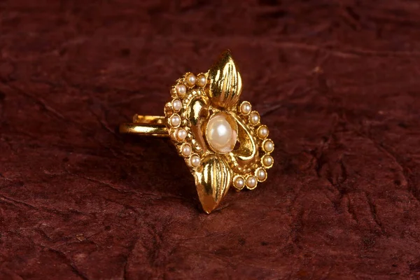 Anillo Oro Antiguo Glamuroso Sobre Fondo Texturizado Joyas Femeninas Lujo —  Fotos de Stock