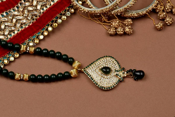 采购产品棕色背景的古董珠宝 黄金围巾 黄金手镯 珠宝背景 黄金项链 金耳环 珠宝的风格 时尚和设计 印度传统珠宝 — 图库照片