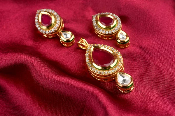 Bijoux Kundan Placés Sur Satin Rouge Avec Des Boucles Oreilles — Photo