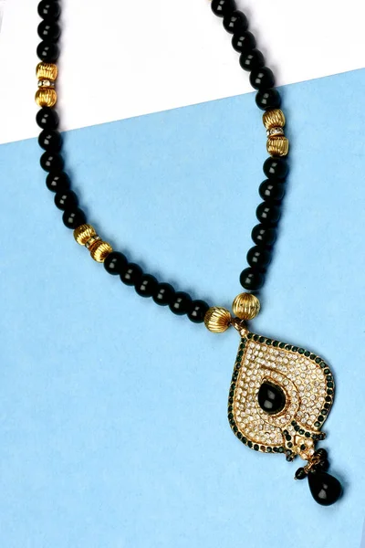 Indiska Traditionella Smycken Placeras Bakgrund Diamant Och Grön Sten Hänge — Stockfoto