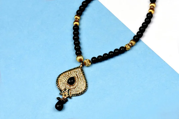 Indiska Traditionella Smycken Placeras Bakgrund Diamant Och Grön Sten Hänge — Stockfoto