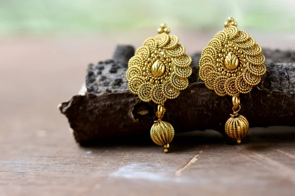 Gyönyörű Arany Pár Fülbevaló Luxus Női Ékszerek Indiai Hagyományos Ékszerek — Stock Fotó