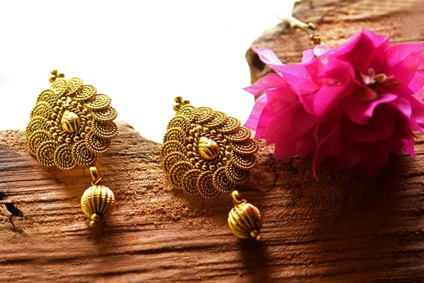Gyönyörű Arany Pár Fülbevaló Luxus Női Ékszerek Indiai Hagyományos Ékszerek — Stock Fotó