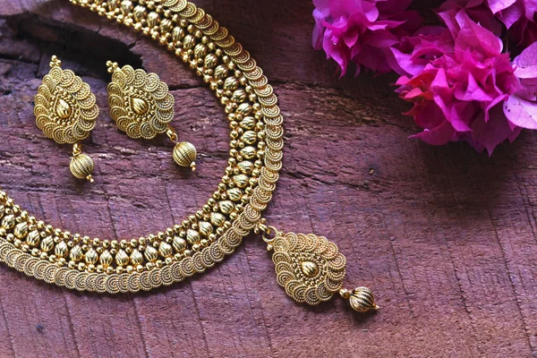 Piękne Złote Kolczyki Luksusowa Kobieca Biżuteria Indyjska Tradycyjna Biżuteria Indyjska — Zdjęcie stockowe