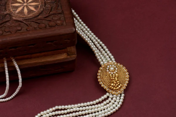 Vintage Ξύλινη Κοσμηματοθήκη Ινδικά Παραδοσιακά Κοσμήματα Μαργαριταρένια Σκουλαρίκια Μαργαριταρένιο Βραχιόλι Εικόνα Αρχείου