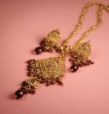 Boncuk ve elmas kolye, Hint geleneksel mücevherleri.