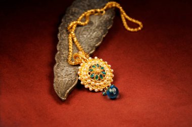 Altın zincirli inci kolye, Hint geleneksel mücevherleri.