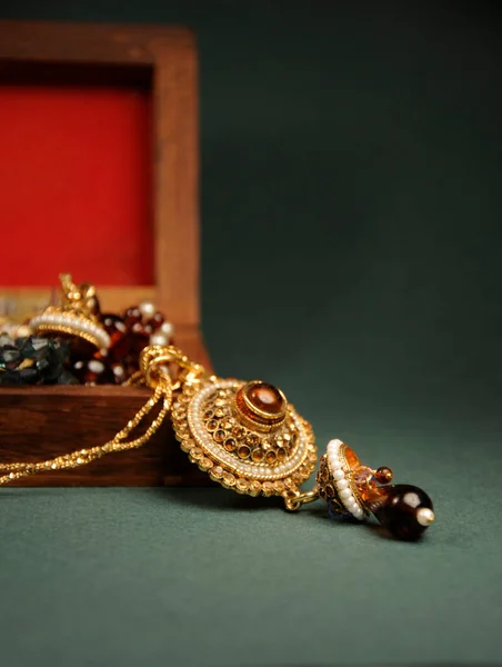 Diamante Piedras Colgante Con Cadena Oro Con Caja Madera Joyería — Foto de Stock