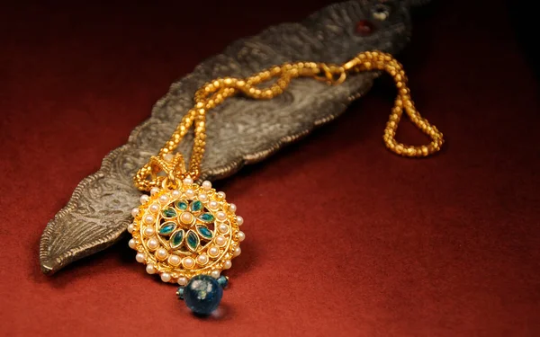 Perłowy Wisior Złotym Łańcuszkiem Indyjska Tradycyjna Biżuteria — Zdjęcie stockowe