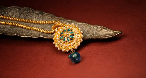 Жемчужный Кулон Золотой Цепью Индийские Традиционные Ювелирные Изделия — стоковое фото