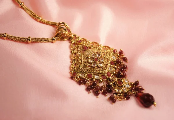Koraliki Diamentowy Wisiorek Indyjska Tradycyjna Biżuteria — Zdjęcie stockowe