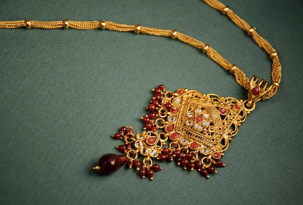 Χάντρες Και Διαμαντένια Μενταγιόν Ινδικά Παραδοσιακά Κοσμήματα — Φωτογραφία Αρχείου
