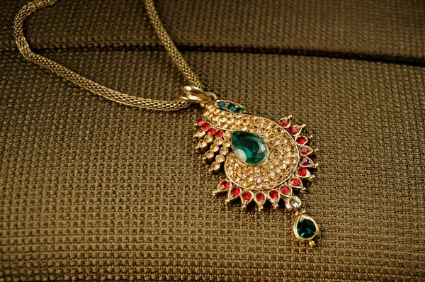 带链子的钻石挂件 印度传统珠宝 — 图库照片