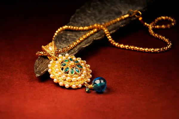 Μενταγιόν Μαργαριτάρι Χρυσή Αλυσίδα Ινδικά Παραδοσιακά Κοσμήματα — Φωτογραφία Αρχείου