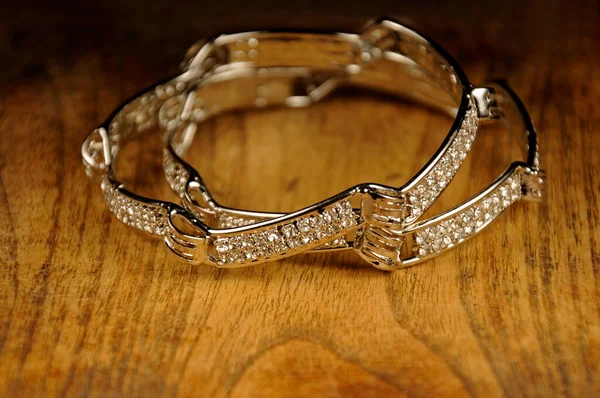 Diamantové Náramky Dřevěném Pozadí Indické Tradiční Šperky — Stock fotografie