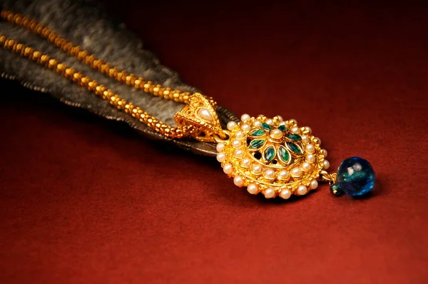 Perlový Přívěšek Zlatým Řetízkem Indické Tradiční Šperky Stock Fotografie