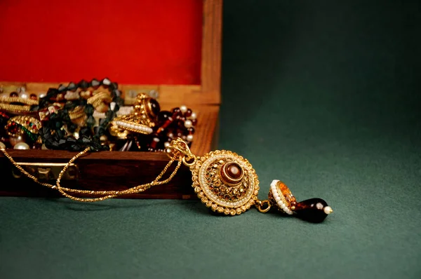 Διαμάντι Και Πέτρες Μενταγιόν Χρυσή Αλυσίδα Ξύλινο Κουτί Ινδική Παραδοσιακά Royalty Free Εικόνες Αρχείου