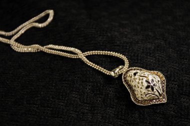 Gümüş zincirli gümüş kolye, Hint geleneksel mücevherleri.